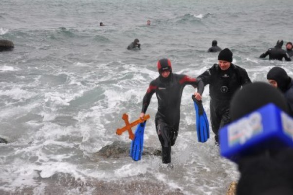 Doi tineri din Năvodari şi unul din Constanţa au recuperat crucile aruncate de IPS Teodosie în mare